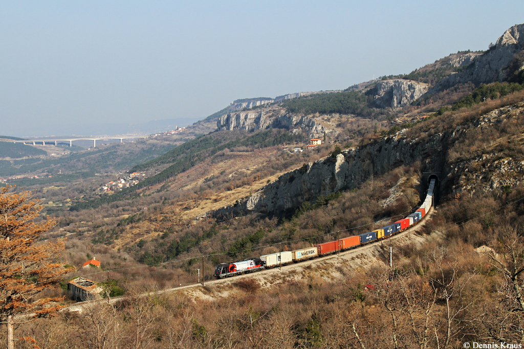 541 104 mit Containerzug am 14.03.2015 bei Zanigrad.