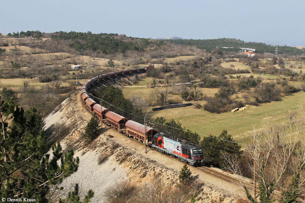541 104 mit Güterzug am 15.03.2015 bei Crnotice. 