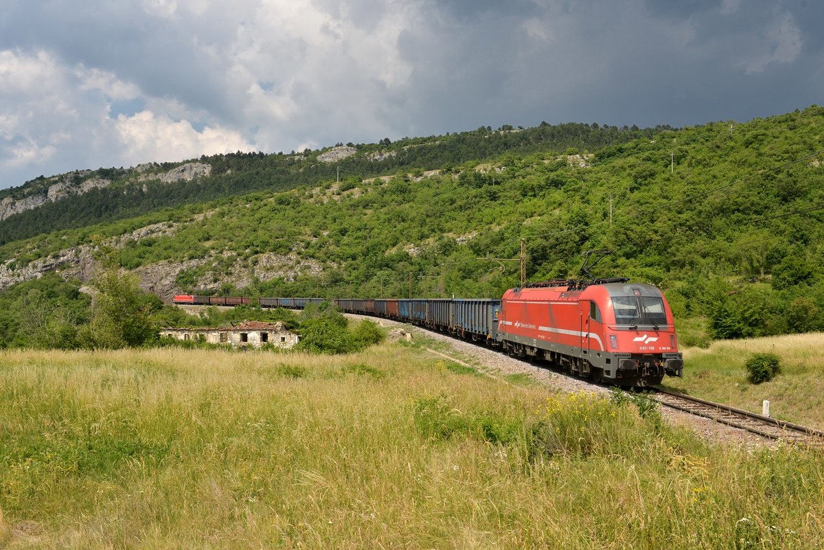 541 105 mit einem Erzzug am 09.06.2015 bei Zanigrad.