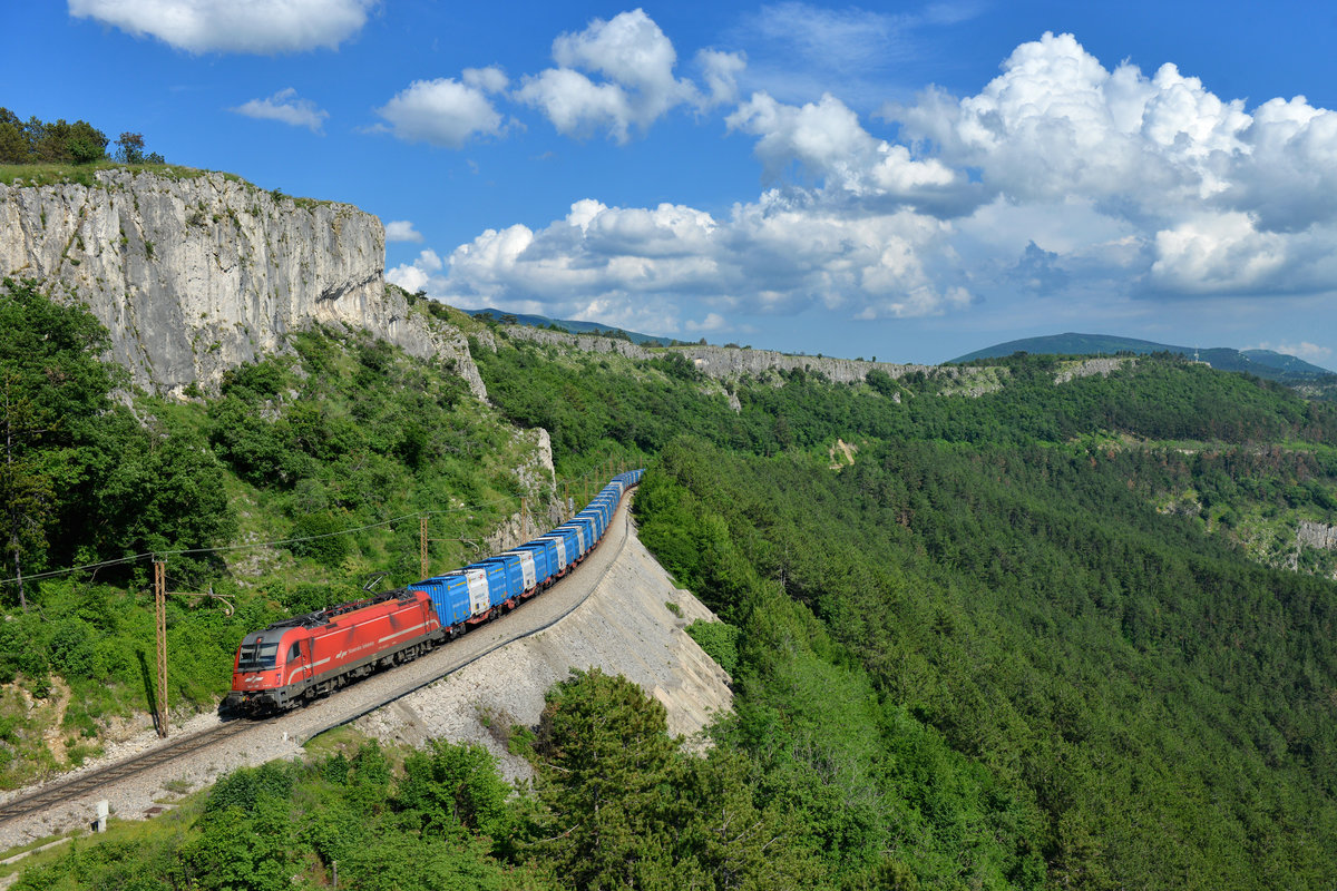 541 107 mit einem Erzzug am 26.05.2018 bei Crnotice. 