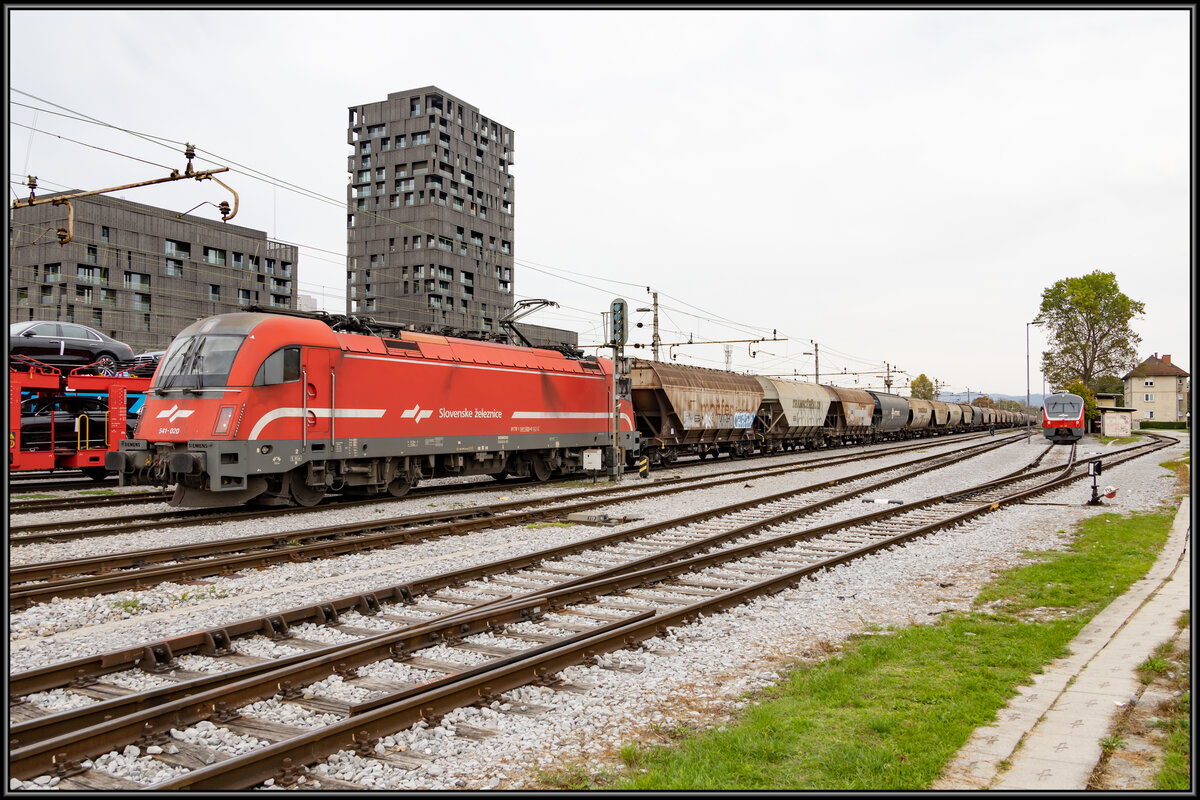 541.020 wartet in Ljubljana mit Ihrem Getreidezug auf die weiterfahrt. 
21.10.2022