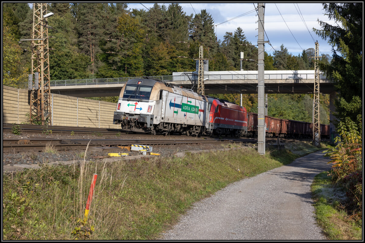 541.104 als Vorspann auf einem Güterzug der soeben den Bahnhof Villach ZVB erreicht. 
14.10.2021