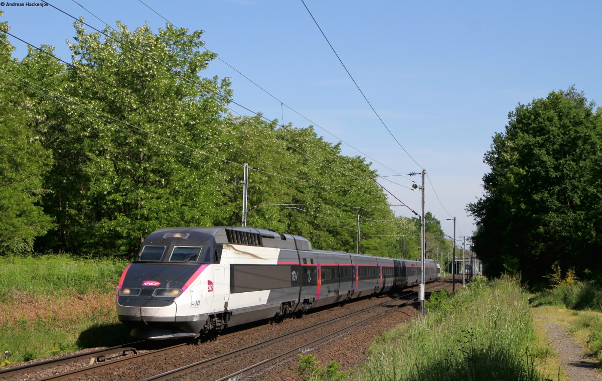 542 als TGV 2407 (Paris Est-Straßbourg) bei Eckwersheim 18.5.15