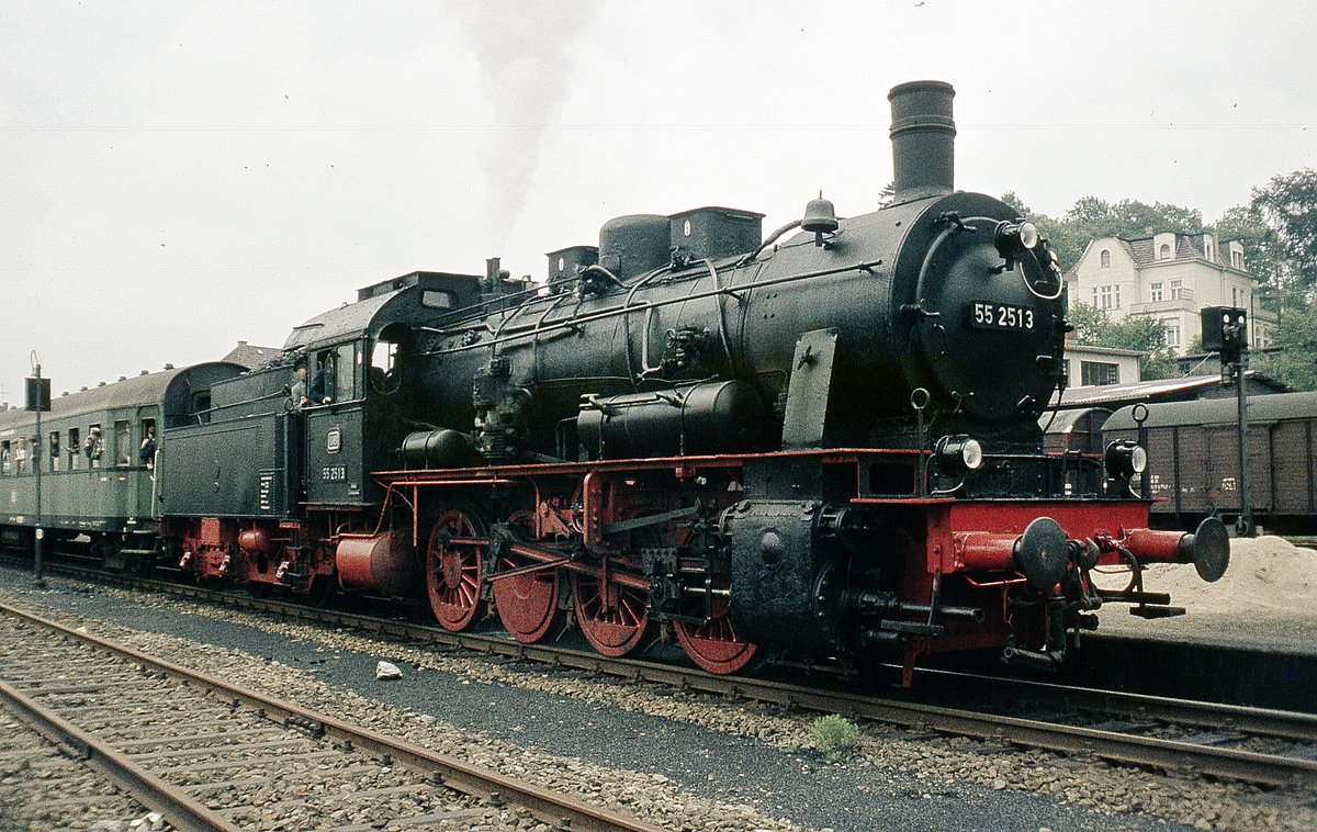 55 2513  mit Sonderzug im Bhf.   