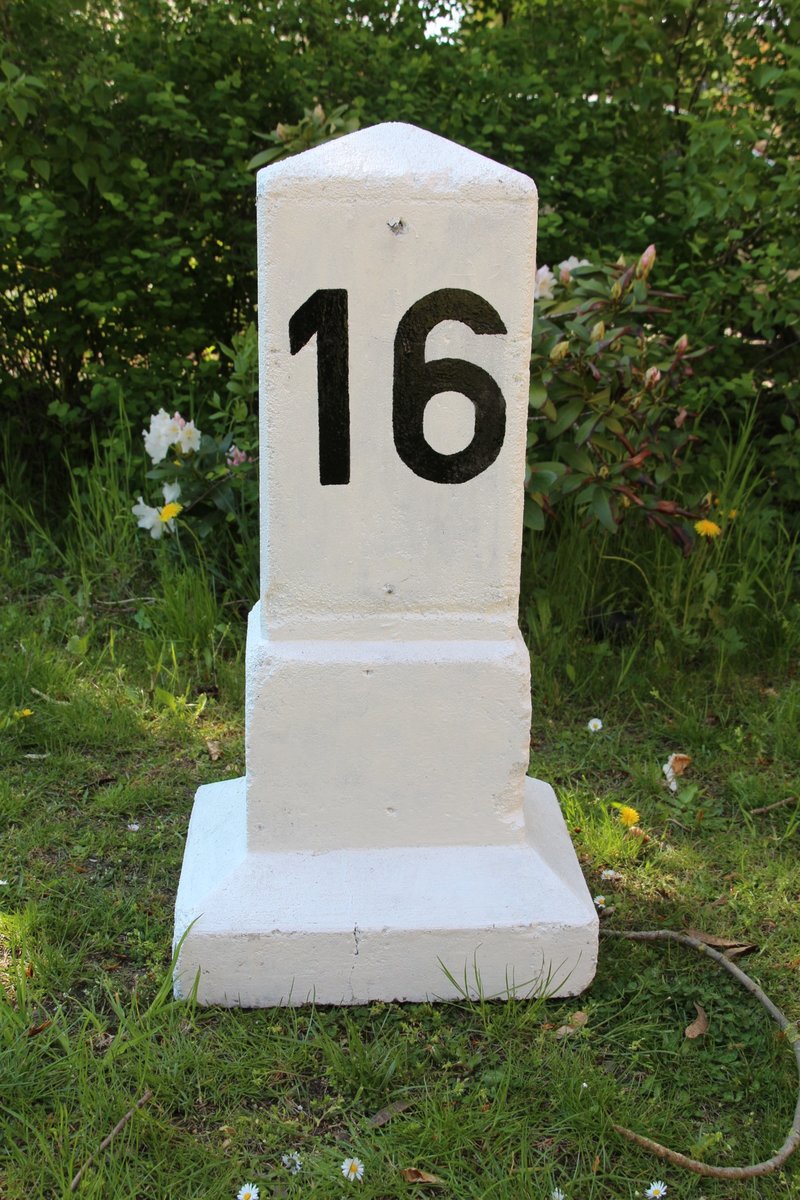 5.5.2016 Originaler Nummernstein der Stettiner Bahn, ca. 100 Jahre alt. Ursprünglich mit Emailleschild versehen. Darf jetzt die Hausnummer anzeigen.