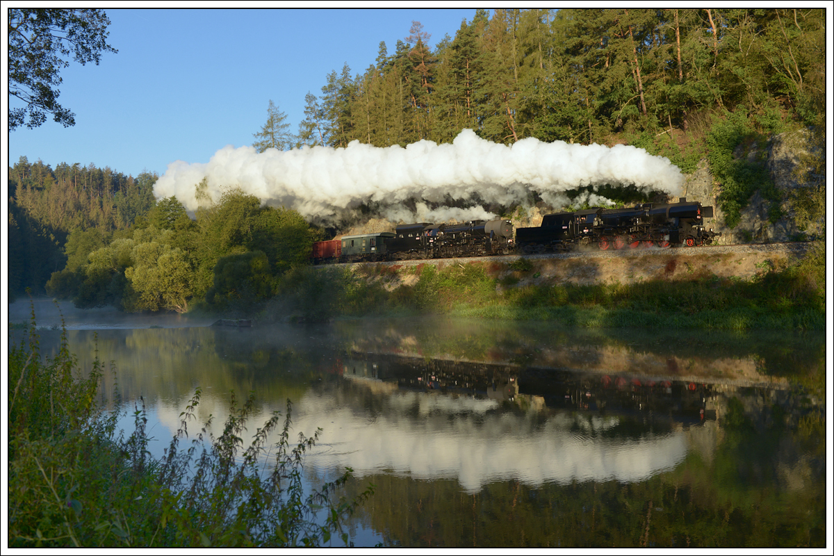 555 0153 als Vorspann vor 555 3008 mit ihrem Fotosonderzug Pn 90050 von Benešov u Prahy nach Světlá nad Sázavou, am 22.9.2019 ca. 200 Meter nach der Haltestelle Vranice aufgenommen.