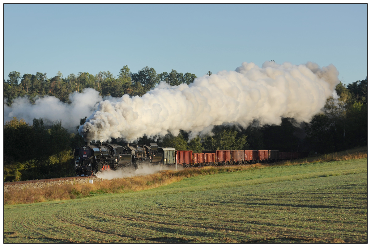 555 0153 als Vorspann vor 555 3008 mit ihrem Fotosonderzug Pn 90050 von Benešov u Prahy nach Světlá nad Sázavou, am 22.9.2019 kurz nach Kácov aufgenommen.