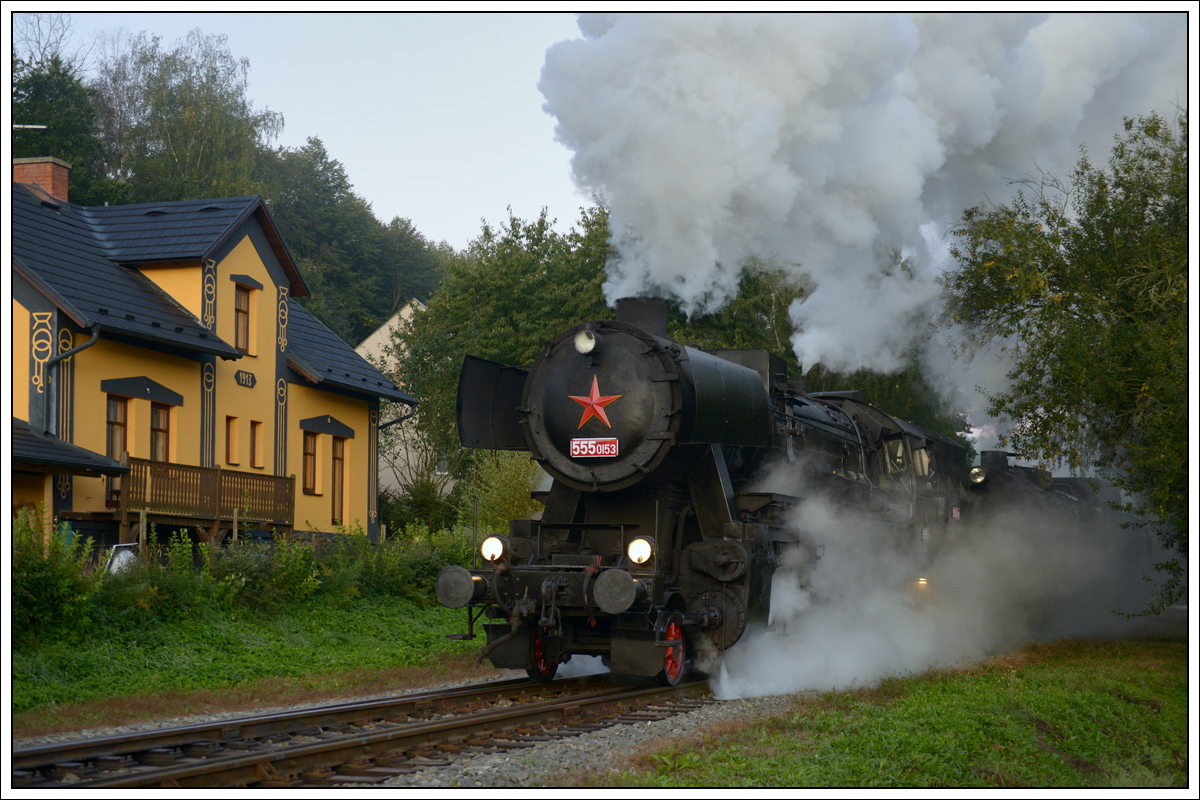 555 0153 als Vorspann vor 555 3008 mit ihrem Fotosonderzug Pn 90050 von Benešov u Prahy nach Světlá nad Sázavou, am 22.9.2019 bei der Ausfahrt aus Samechov.