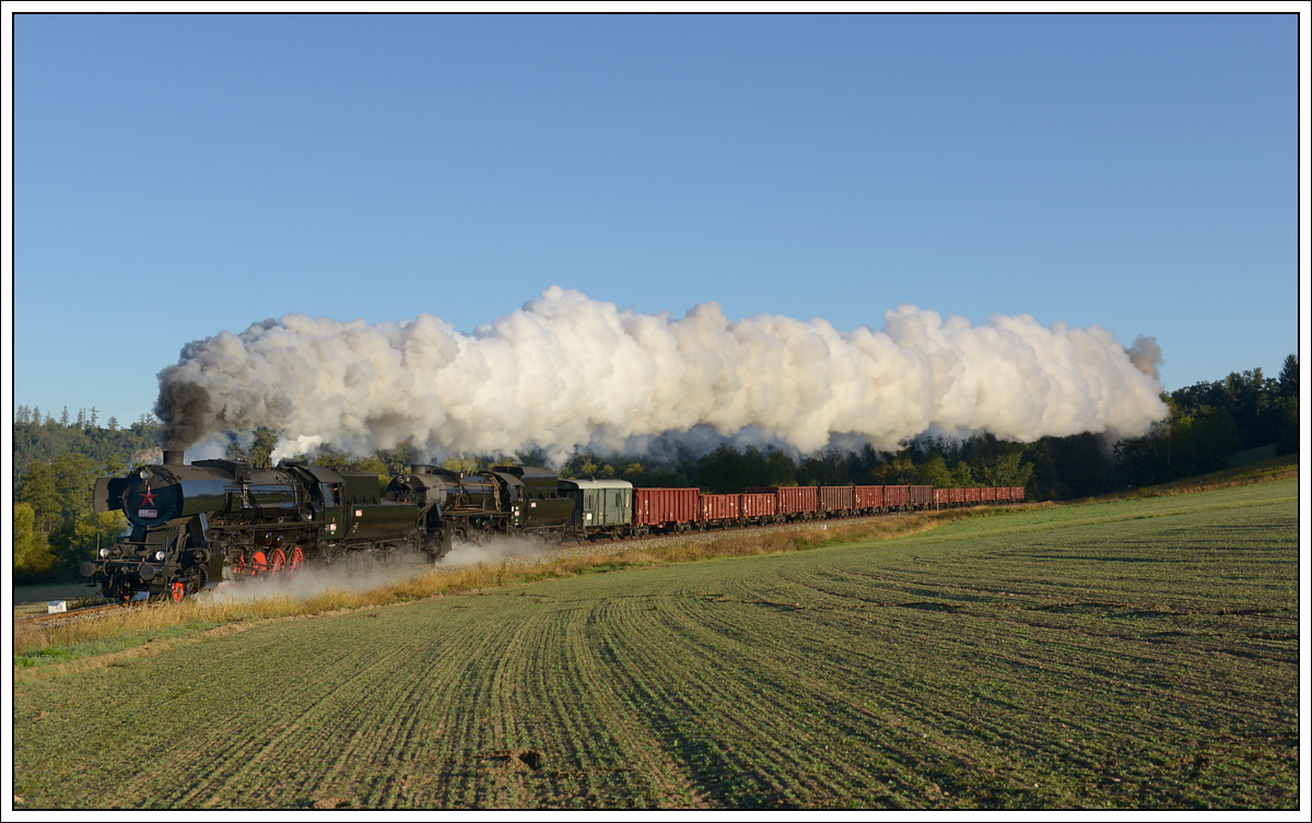 555 0153 als Vorspann vor 555 3008 mit ihrem Fotosonderzug Pn 90050 von Benešov u Prahy nach Světlá nad Sázavou, am 22.9.2019 kurz nach Kácov aufgenommen.