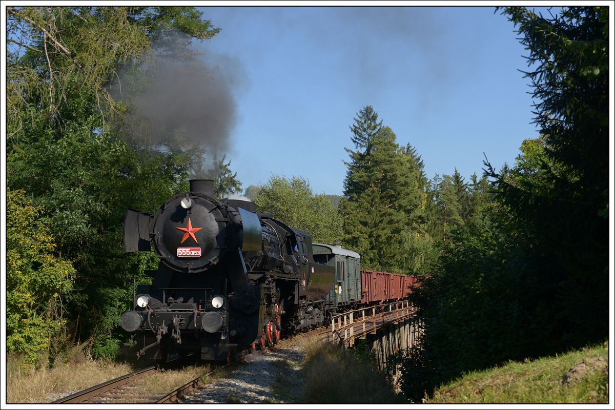 555 0153 an der Spitze des Fotosonderzuges PN 90052 von Světlá nad Sázavou nach Benešov u Prahy am 22.9.2019 kurz nach dem Bahnhof Vlastějovice aufgenommen.