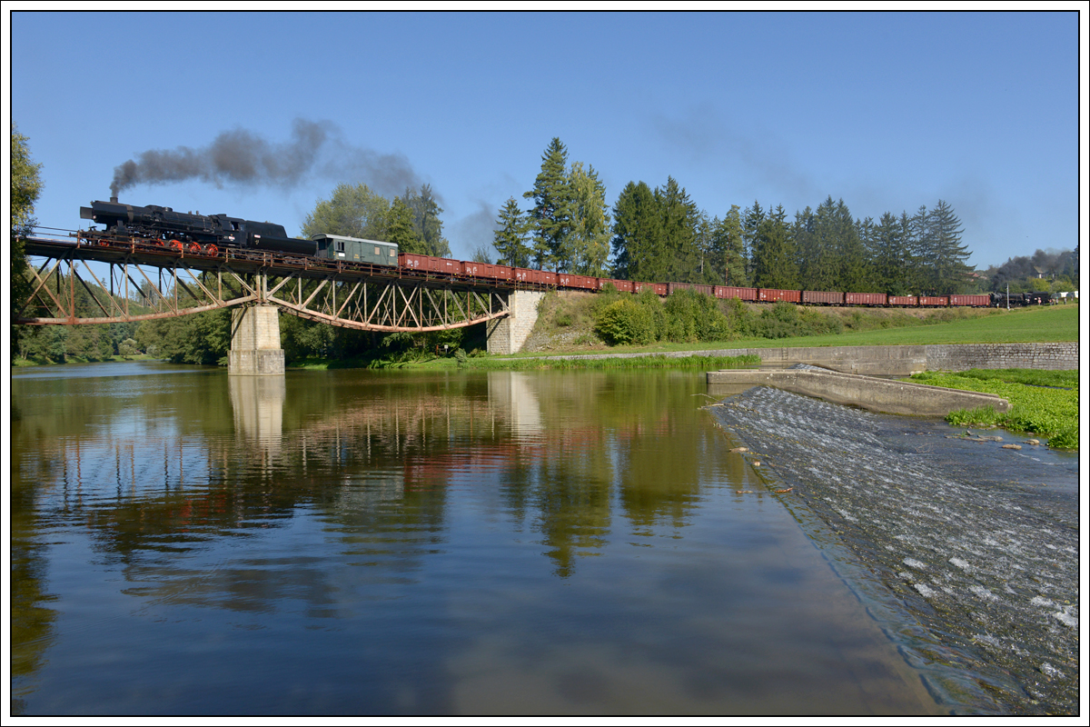 555 0153 an der Spitze des Fotosonderzuges PN 90052 von Světlá nad Sázavou nach Benešov u Prahy am 22.9.2019 kurz nach dem Bahnhof Vlastějovice aufgenommen.