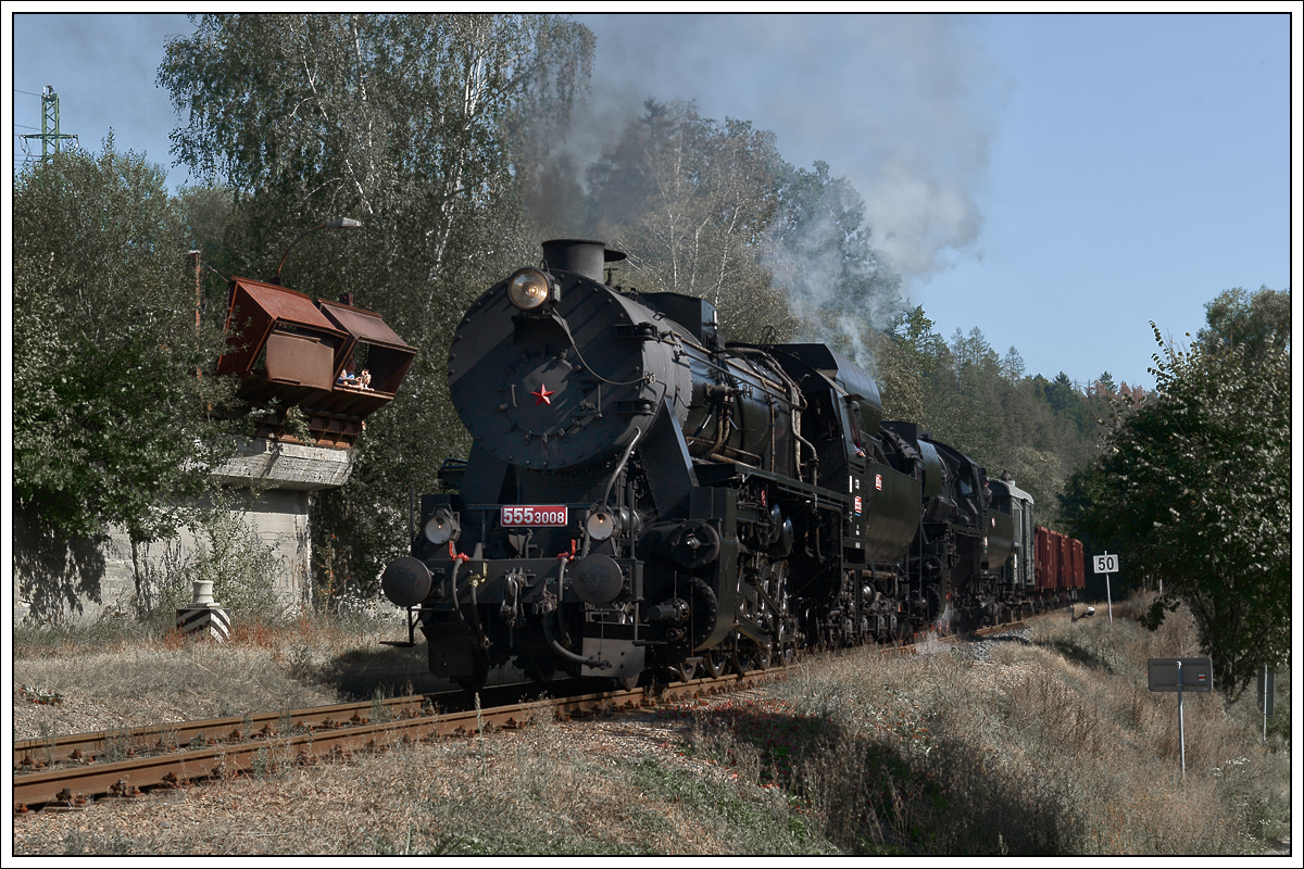 555 3008 an der Spitze vor 555 0153 des Fotosonderzuges PN 90052 von Světlá nad Sázavou nach Benešov u Prahy am 22.9.2019 bei der Einfahrt in Vlastějovice. Hier kam 555 3008 wegen der Brücken und dem zu hohen Gewicht von zwei Loks an der Spitze an das Zugende.