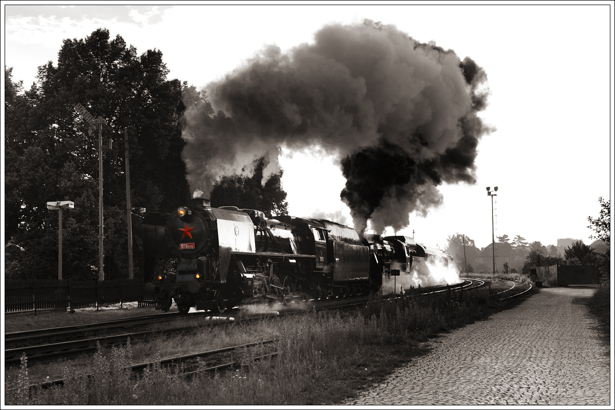 556 036 und 555 3008 mit ihrem Überstellzug 19790 von Praha Bubny nach Hostivice, aufgenommen in Praha Ruzyne am 16.6.2012.