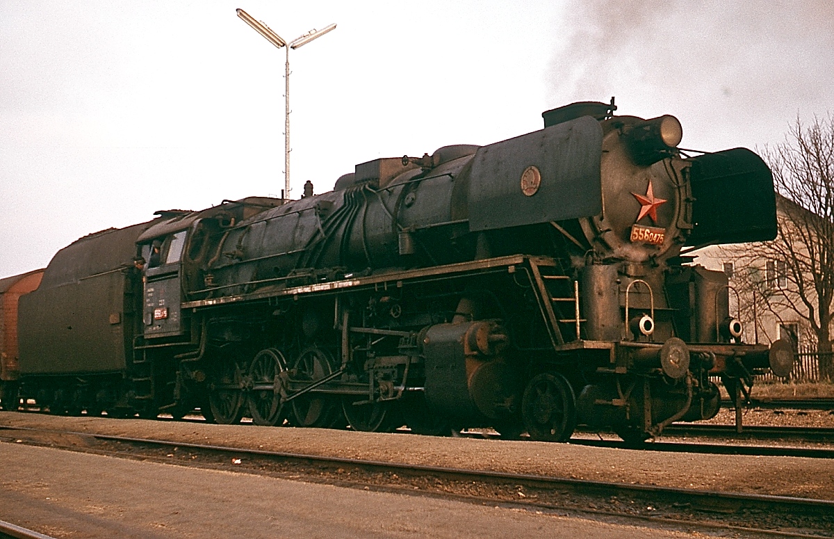556 0475 im März 1975 vor einem Güterzug nach Ceske Velenice im Bahnhof Gmünd
