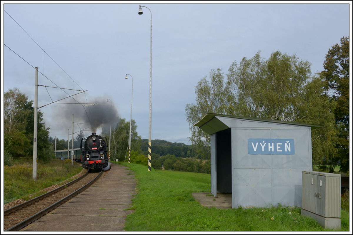 556 0506 am 22.9.2018 mit ihrem Sonderzug bei der Durchfahrt in Výheň.
