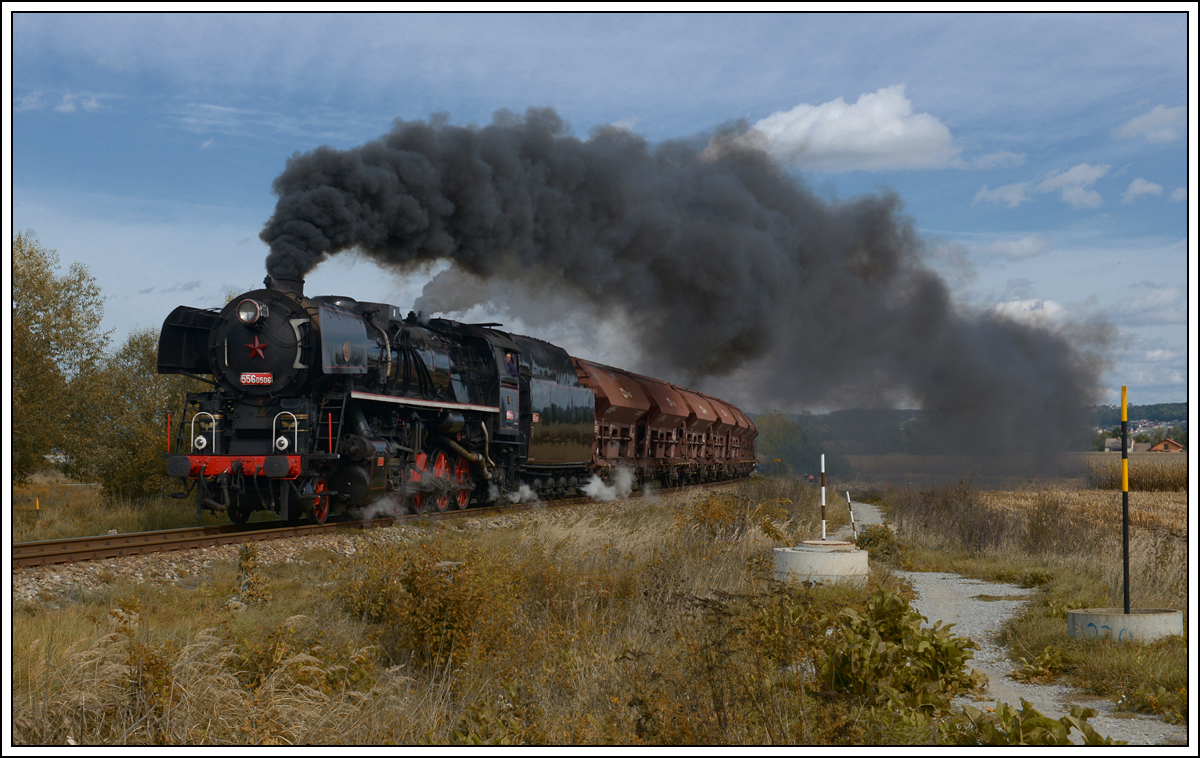 556 0506 mit ihrem Fotogüterzug Pn 54783 in Včelná rund 7 Kilometer nach der Ausfahrt aus Budweis am 22.9.2018.