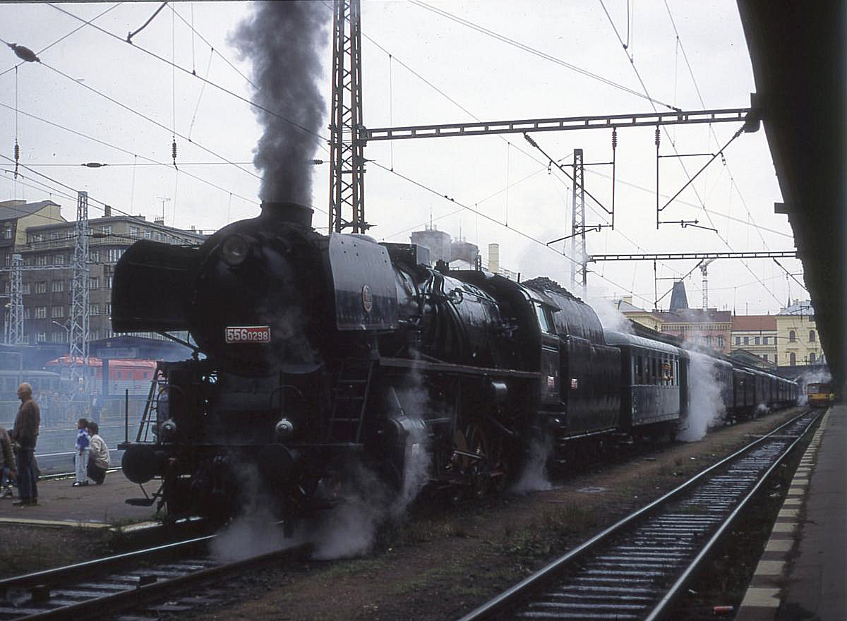5560298 vor Sonderzug im Prager Bahnhof Masarykovo am 2.9.1995.