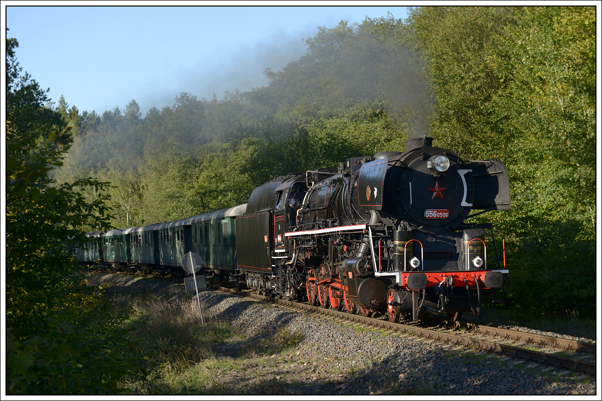 556.0506 bei der Rückfahrt vom  Den železnice 2019  in Lužná u Rakovníka als 10087 nach Prag, aufgenommen rund 2 Kilometer nach Lužná am 21.9.2019.