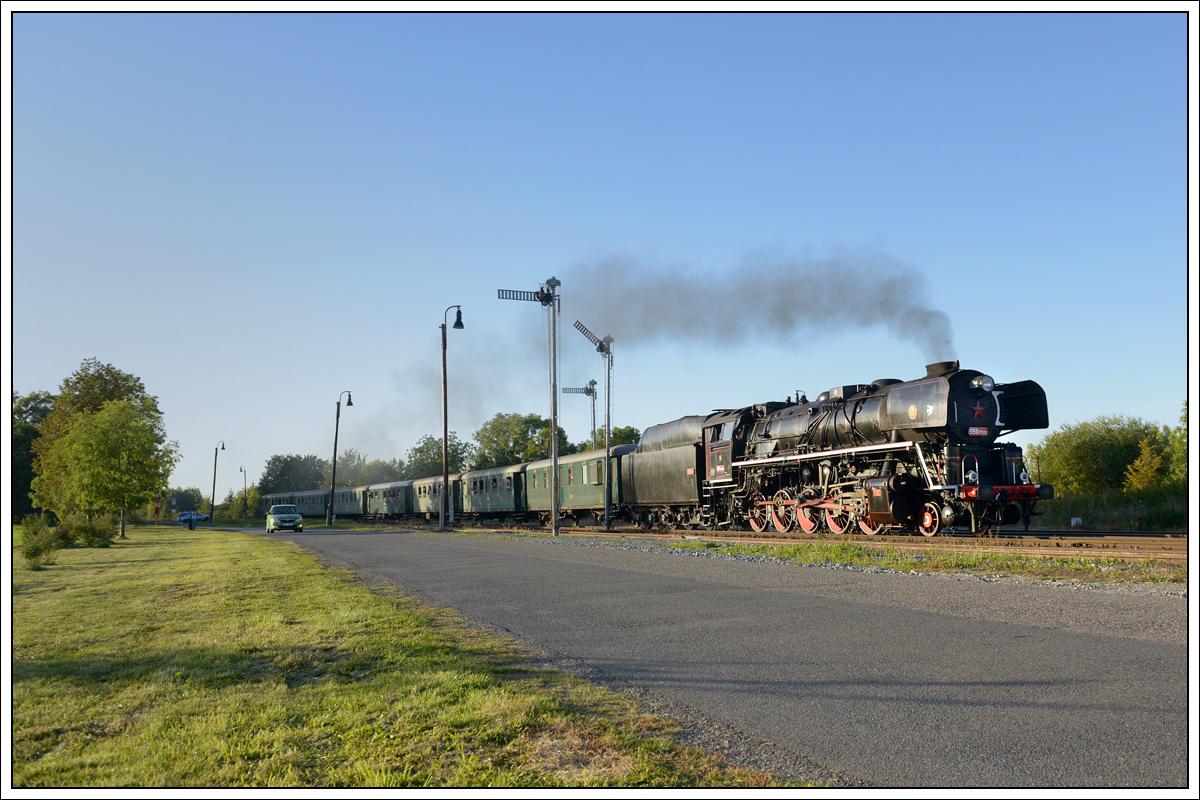 556.0506 bei der Rückfahrt vom  Den železnice 2019  in Lužná u Rakovníka als 10087 nach Prag, aufgenommen am 21.9.2019 bei der Durchfahrt in Jeneč.