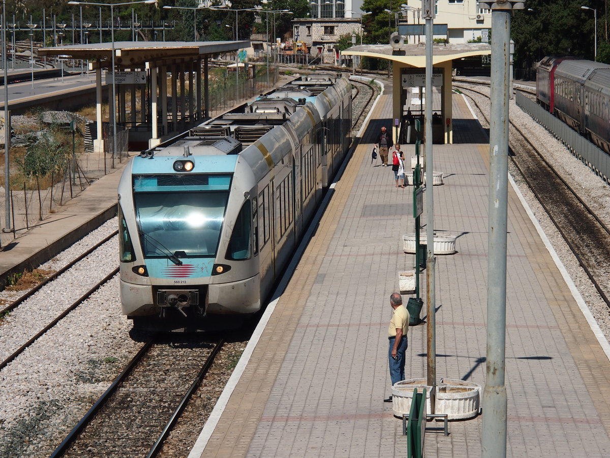 560 213 fährt als Train 1548 von Piraeus nach Chalkida, Ankunft in Athen Larissa. Aufgenommen am 28.09.16