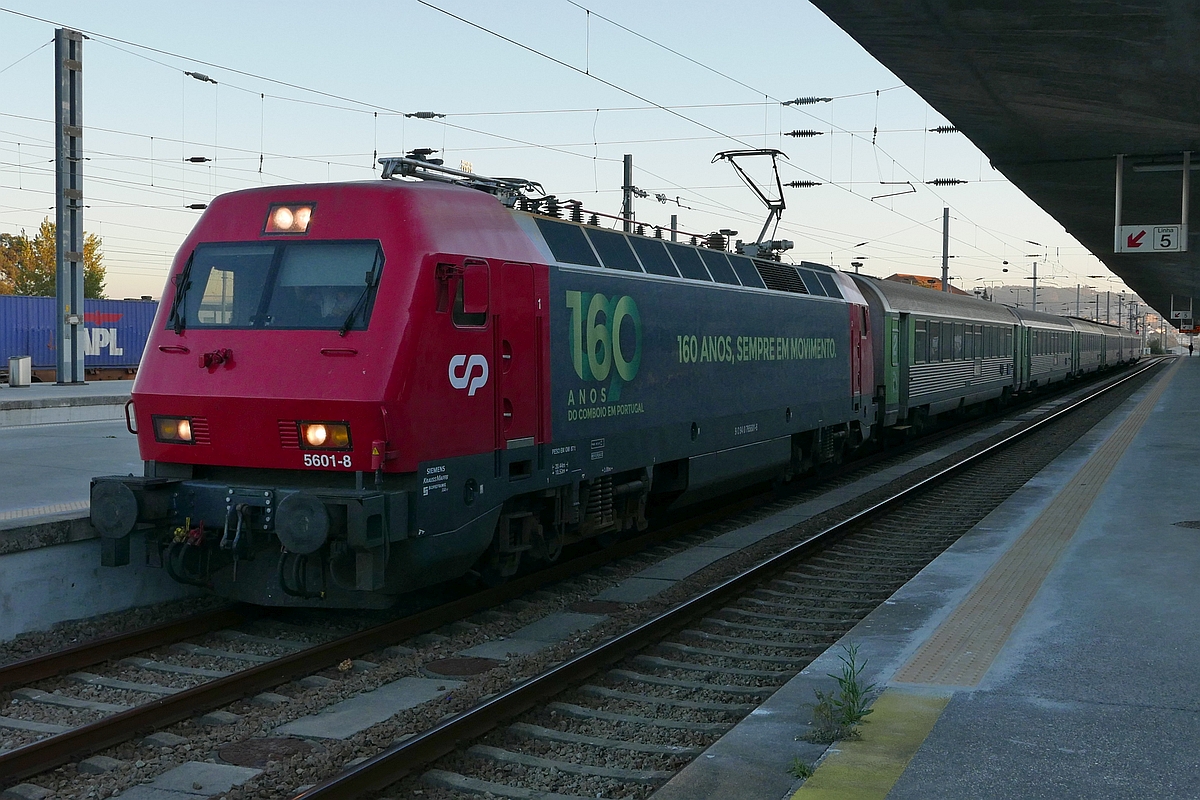 5601-8 mit den Wagen des IC 525, Lissabon Santa Apolónia - Porto Campanhã, hat den Zielbahnhof erreicht (03.10.2017).