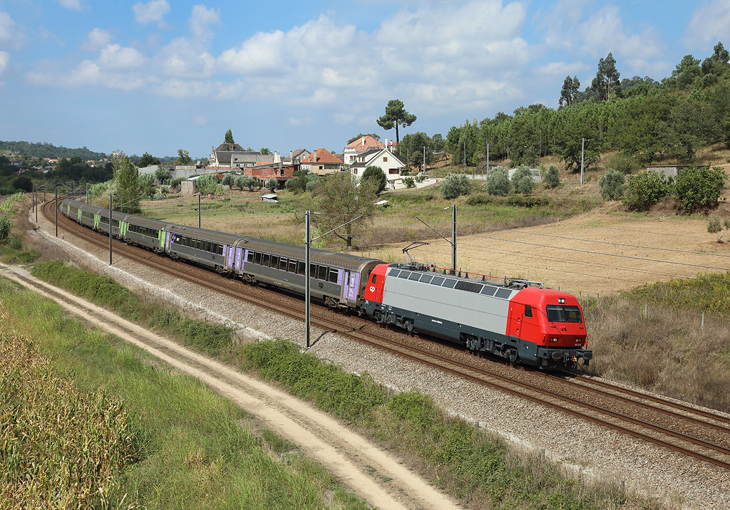 5612 passes Gafaria whilst working IR720, 1038 Porto - Lisbon, 14 Sept 2020