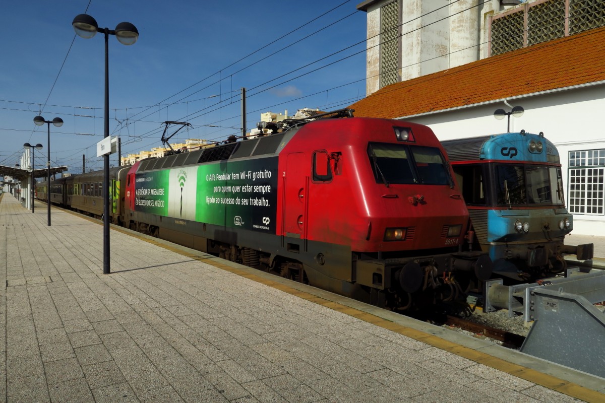 5617-4 mit Werbung für Wifi im Zug im schönen Bahnhof von Faro in de Algarve. Frühlingshafte Temperaturen am 27.01.2016.
