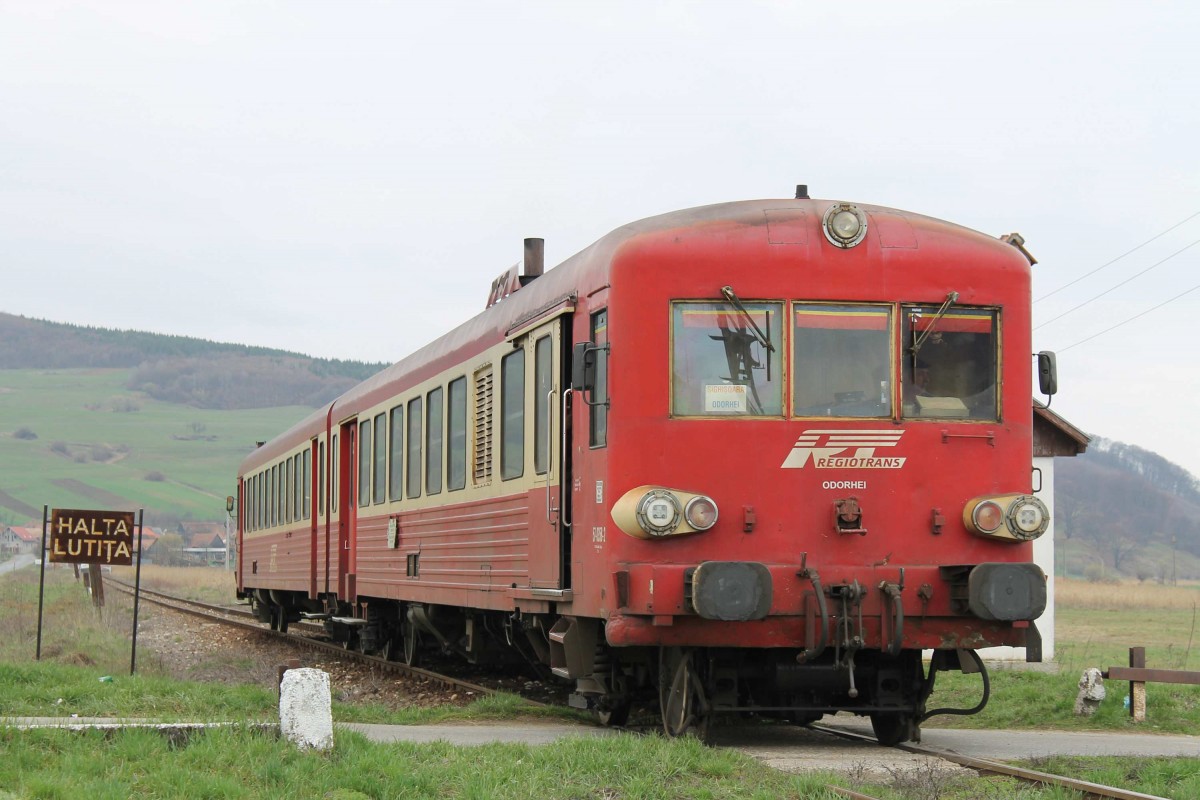 57-0358-2 / 097-558-3 der  Regiotrans (ex-SNCF X4568, Baujahr: 1966) mit Regionalzug R 14564 Sighişoara-Odorheiu auf Bahnhof Lutiţa am 8-4-2013.
