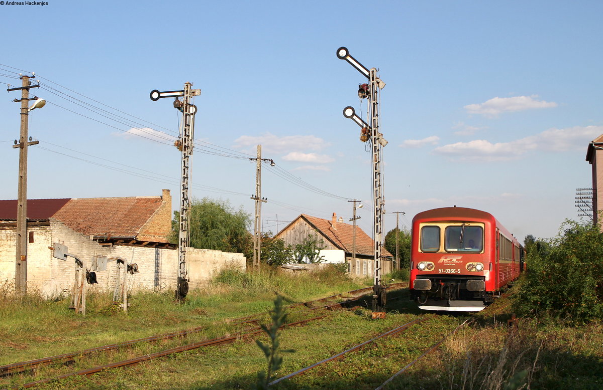 57-0366-5 und 57-xxx als R 14323 ( Timisoara Nord-Nerau hc) in Periam 29.8.16