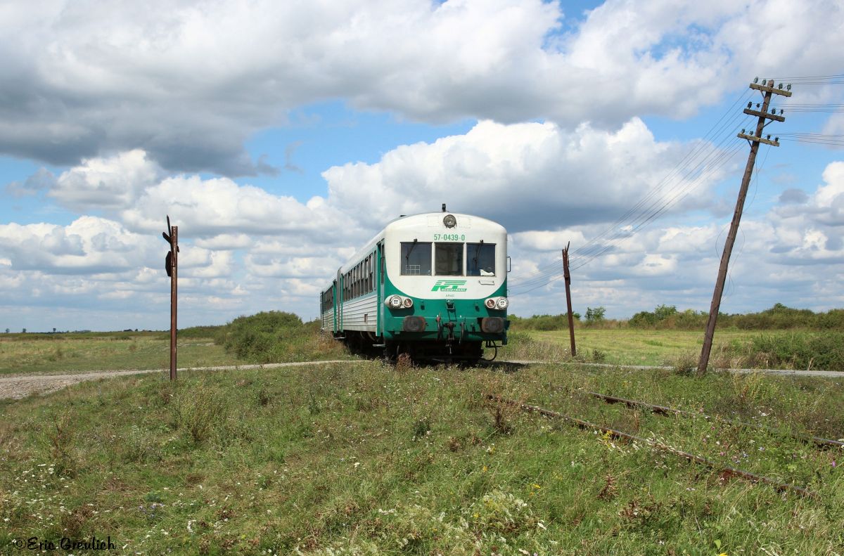 57 0439 mit einem Nahverkehrszug von Jebel nach Giera kurz vor Ghilad am 24.08.14.