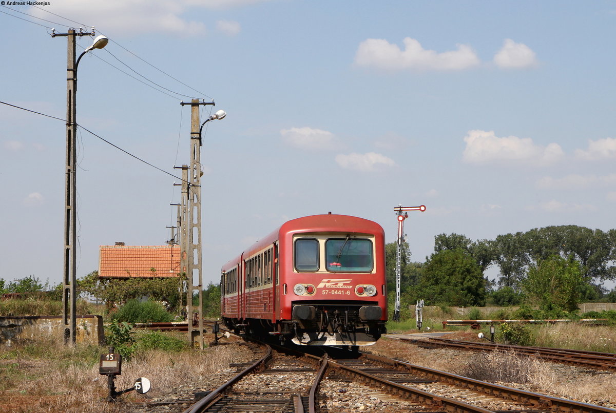 57-0441-6 als R 14509 (Timisoara Nord-Resita Nord) bei der Einfahrt Jebel 30.8.16. Das Bild entstand mit Tele außerhalb des Gleisbereichs
