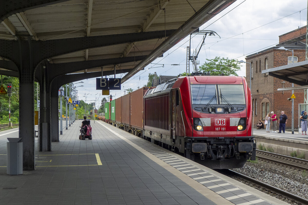 5.7.2022 - Verden Aller. DB BR 187 191 mit einem Containerzug in Richtung Bremen.