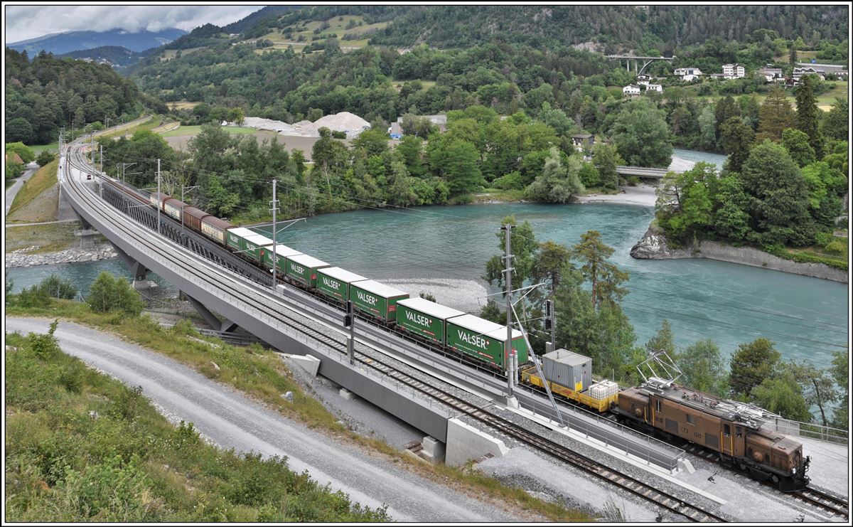 5732 aus Ilanz mit der Ge 6/6 I 415 mit Valserwasser auf der Hinterrheinbrücke bei Reichenau-Tamins. (04.06.2020)