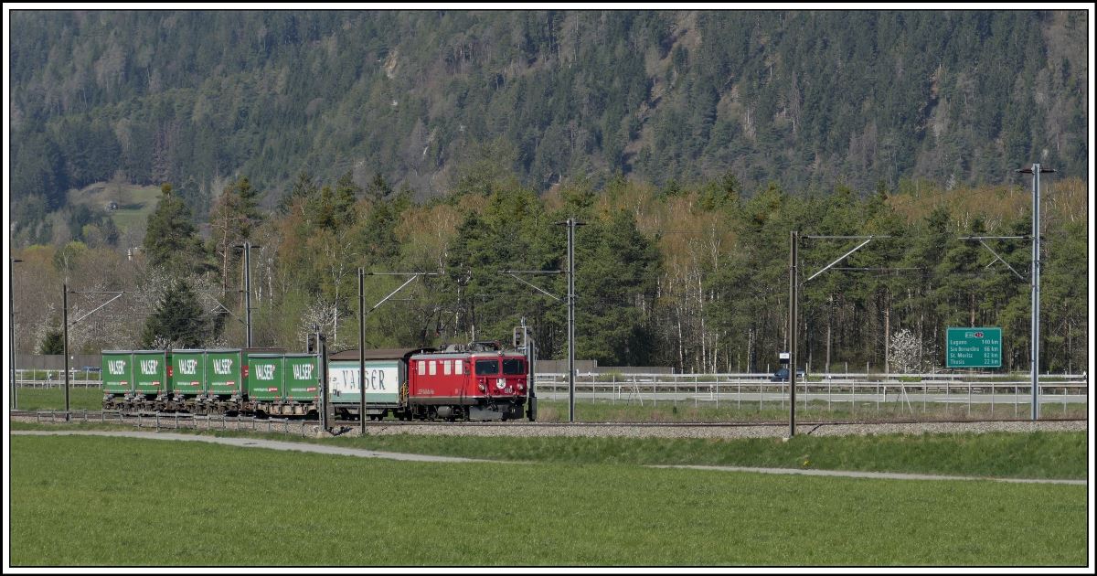 5732 mit dem Valserwasserzug aus Ilanz mit der Ge 4/4 I 610  Viamala  und den neuen Valser Wechselpritschen zwischen Chur West und Felsberg. (08.04.2020)