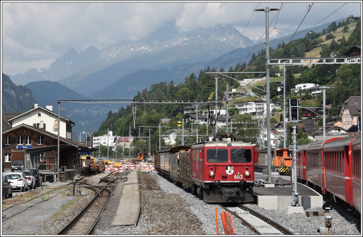 5732 mit Ge 474 I 602  Bernina  in Ilanz, wo gegenwärtig  kein Stein auf dem Andern bleibt. (03.07.2018)