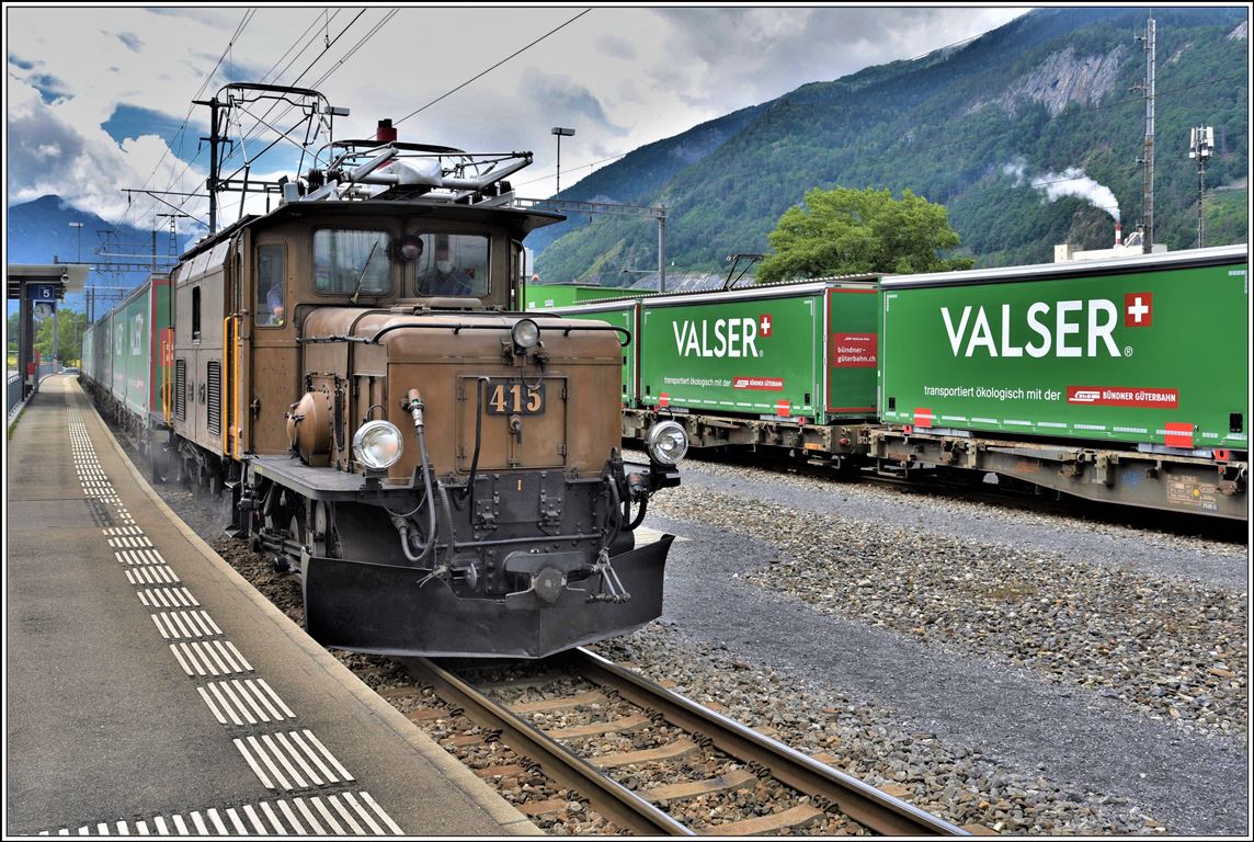 5732 mit Ge 6/6 I 415  aus Ilanz trifft mit Valserwasser in Untervaz-Trimmis ein. (05.06.2020)