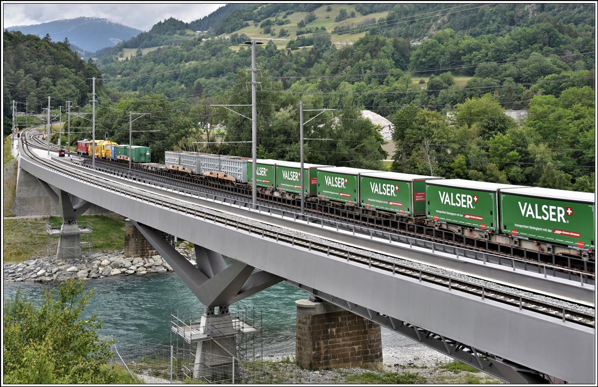 5737 mit der Ge 4/4 I 610  Viamala  und einer stattlichen Anhängelast überquert den Hinterrhein bei Reichenau-Tamins. (04.06.2020)