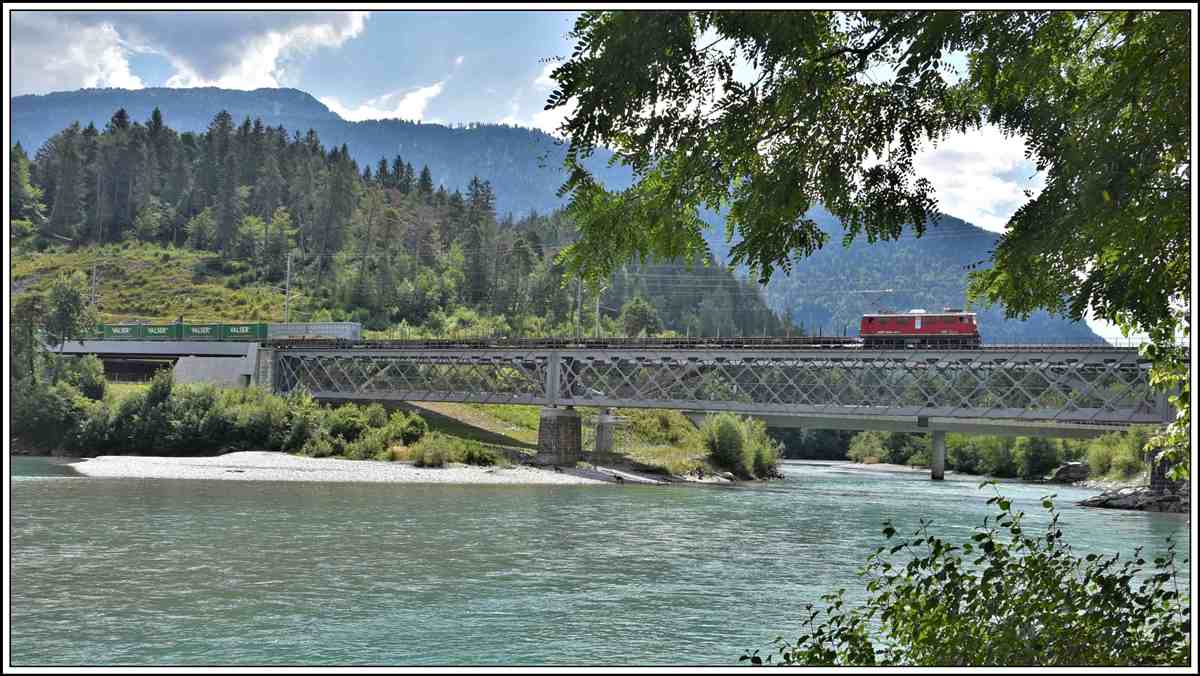 5737 mit Ge 4/4 I 602  Bernina  überquert den Hinterrhein in Reichenau-Tamins. (23.07.2020)