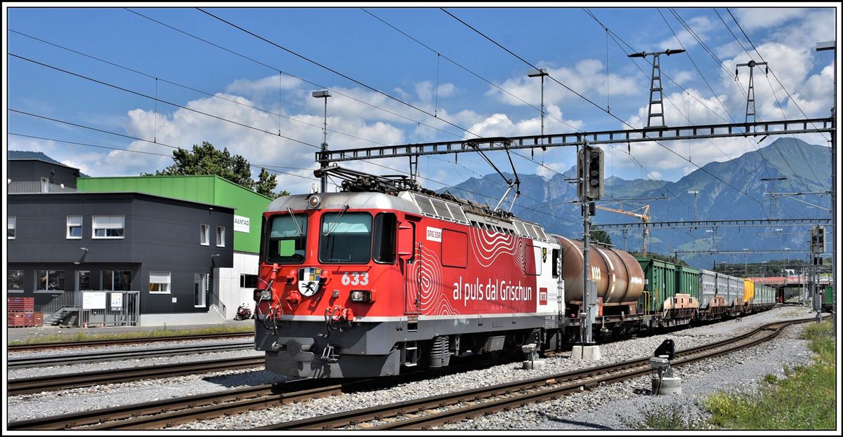 5737 mit Ge 4/4 II 633  Zuoz  bringt leere Valserwasser Wagen zurück nach Ilanz. (14.07.2020)