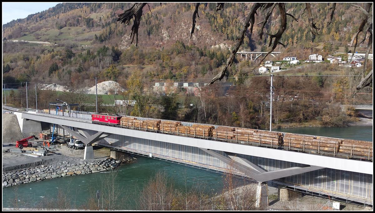 5737 mit Ge 6/6 II 705  Pontresina/Puintraschigna  auf der neuen Hinterrheinbrücke in Reichenau-Tamins. Holz nach Italien ist ein wichtiges Transportgut der RhB. (21.11.2018)