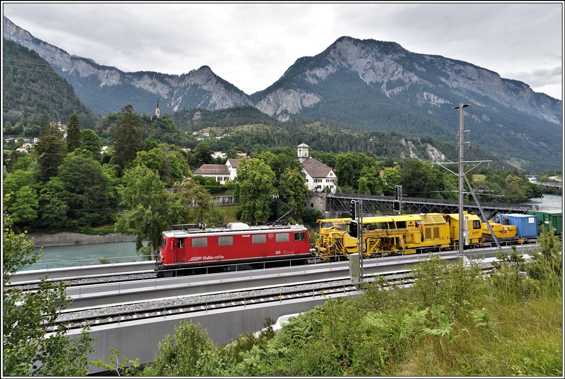 5737 nach Ilanz wird heute wieder einmal von der bald historischen Ge 4/4 I 610  Viamala  vorbei am Schloss Reichenau gezogen. (04.06.2020)