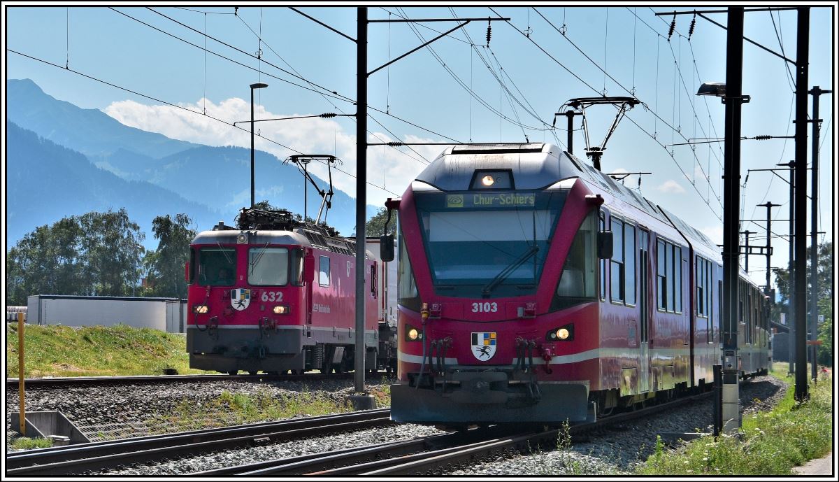 5744 mit Ge 4/4 II 632  Zizers  wird in Felsberg von der S1 1520 mit ABe 4/16 3103 überholt. (10.07.2019)