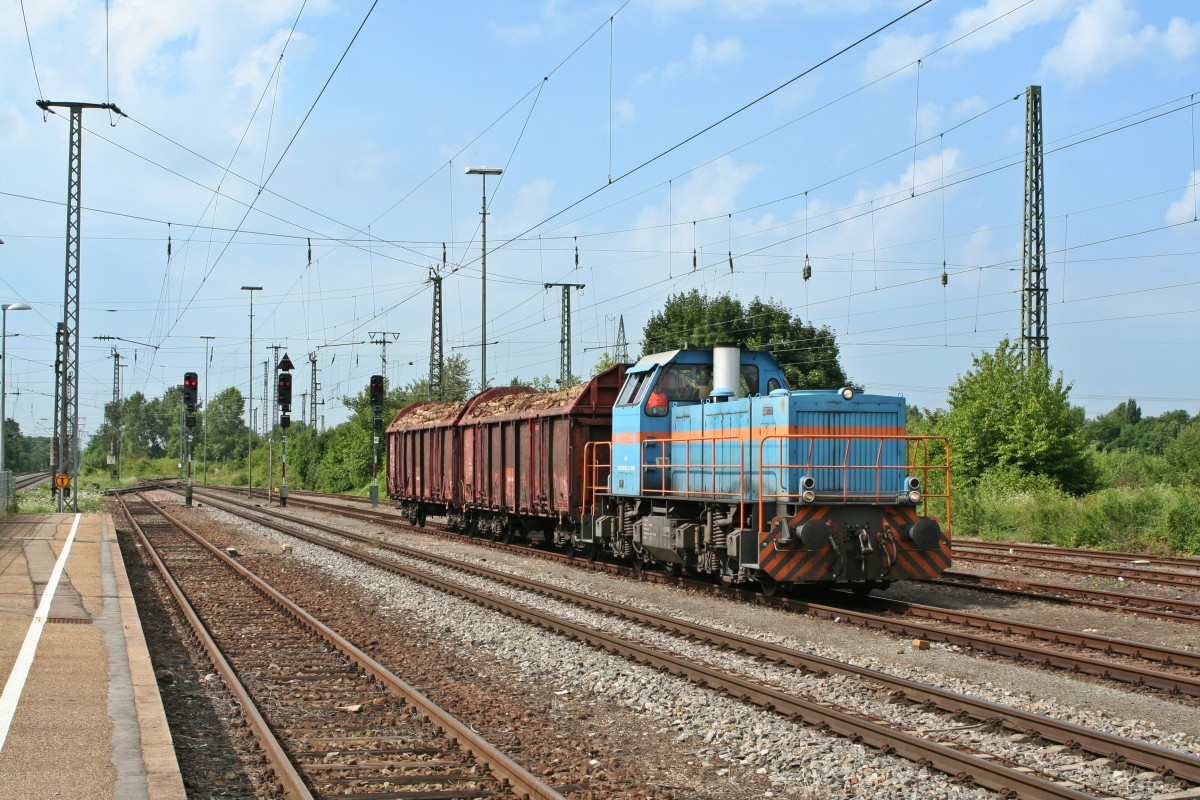 575 002-7 mit der bergabe von Neuenburg nach Freiburg (Breisgau) Gbf am Vormittag des 25.07.13 bei der Einfahrt in Mllheim (Baden).