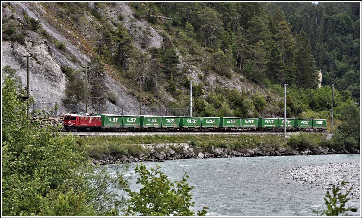 5757 mit der Ge 4/4 I 602  Bernina  und neuen Wechselpritschen für Valserwasser auf dem Weg nach Ilanz bei Trin. (16.06.2020)