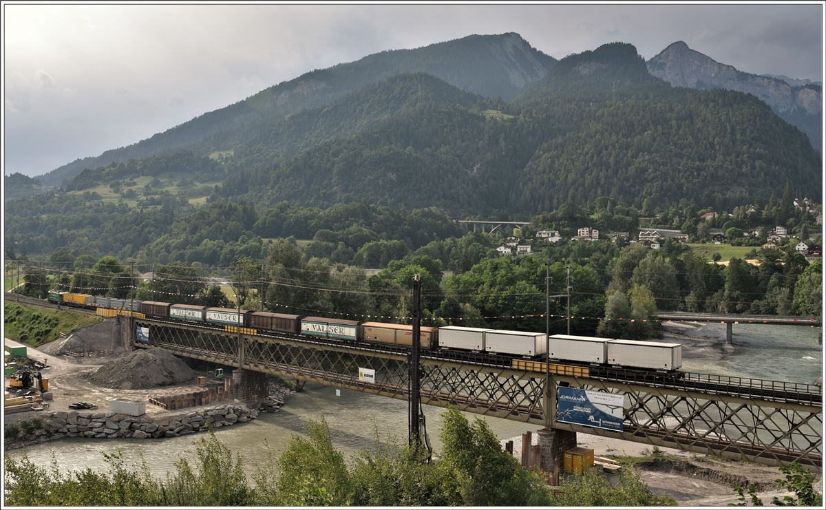 5757 mit Ge 4/4 II 621  Felsberg  auf der Hinterrheinbrücke in Reichenau. (23.06.2017)