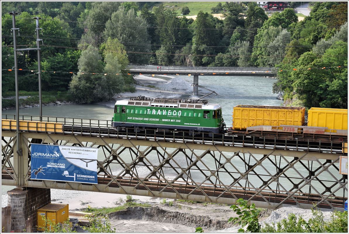5757 mit Ge 4/4 II 621  Felsberg  auf der Hinterrheinbrücke in Reichenau. (23.06.2017)