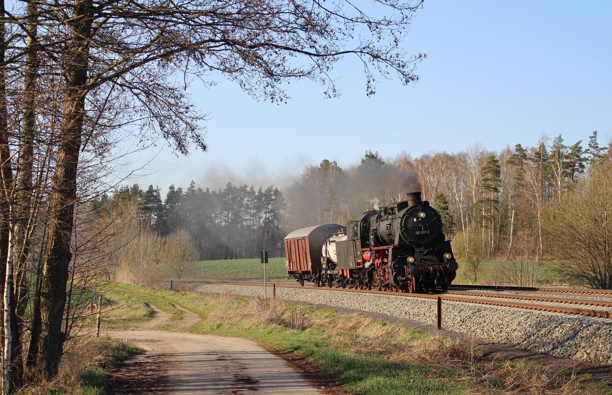 58 1111-2 fuhr am 01.04.19 von Treysa nach Gera. Hier ist der Zug bei Oberndorf zu sehen.