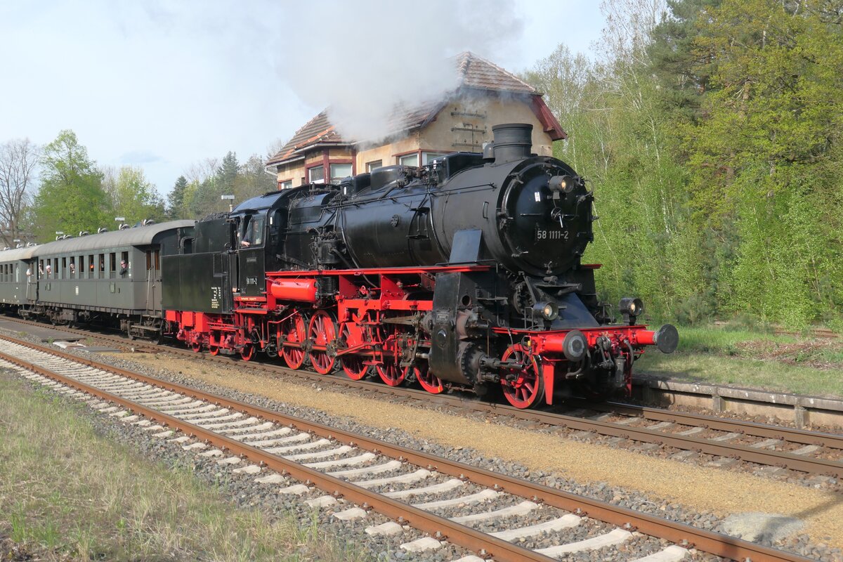 58 1111 mit Sonderzug des Dresdner Dampfloktreffens 2024 im Bahnhof Straßgräbchen-Bernsdorf (Oberlausitz)