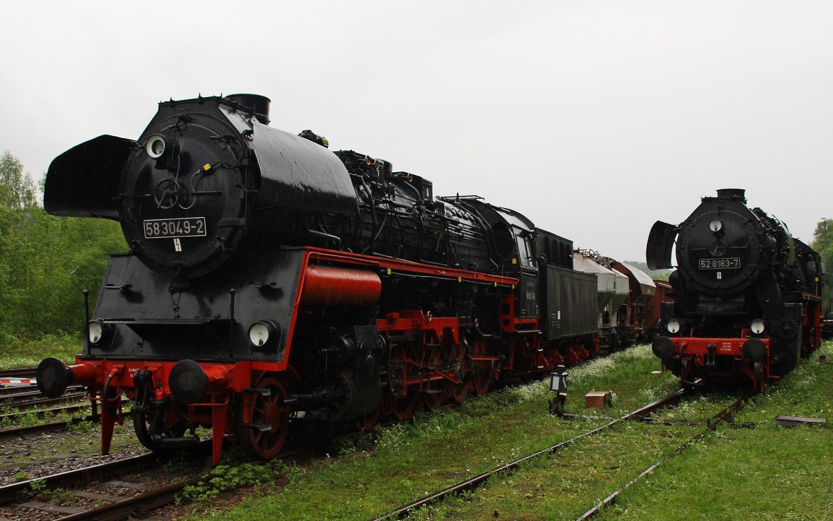 58 3049-2 und 52 8183-7 am 11.05.2013 im Eisenbahnmuseum Schwarzenberg.