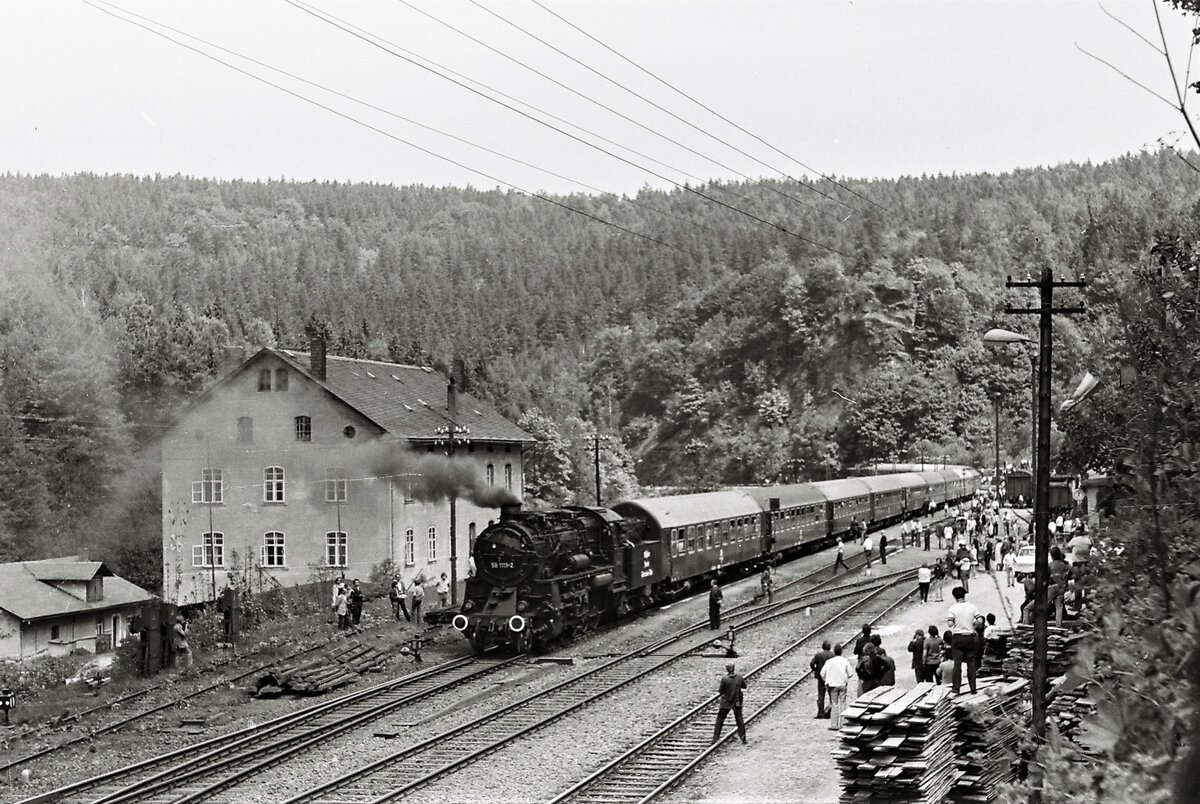 58 311 als 58 1111 am 10.05.1975 in Zöblitz-Pobershau während der Sonderfahrt zum 100.Streckenjubiläum der Strecke Flöha-Reitzenhain 
